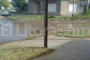 ELLITORAL_120914 |  Periodismo Ciudadano / WhatsApp Se acumula agua en la esquina de Las Heras y Quintana