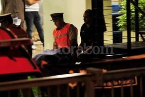 ELLITORAL_113197 |  Telam Policías retiran el cuerpo de Nisman.