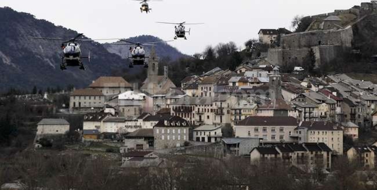 Reanudan las operaciones de búsqueda de los restos del avión estrellado en Los Alpes
