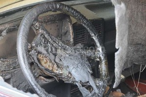 ELLITORAL_123408 |  Flavio Raina El Peugeot 504 quemado en Pje. Echeverría al 6500 es propiedad de un carpintero, el que quedó sin su medio de movilidad.