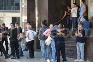 ELLITORAL_120120 |  Flavio Raina Escenas de profundo dolor se observaron este mediodía entre familiares y compañeros del policía, que se acercaron hasta la sala de velatorios para dar el último adiós.