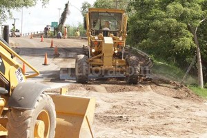Guillermo Di Salvatore Los vehículos son desviados por banderilleros que indican el paso, a una velocidad permitida de 20 kilómetros por hora.