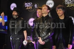 Télam La figura de Cerati fue la de mayor presencia durante la noche ya que al iniciarse la ceremonia se proyectó en el Teatro Gran Rex un video para rendirle tributo. Otro emotivo momento fue el recuerdo que le prodigo Andrés Calamaro, quien recitó algunas palabras hacia el ex líder de Soda Stereo.