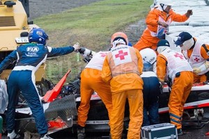 Agencia EFE. Ante el impacto de la unidad comandada por Bianchi, un equipo de socorro y el coche de seguridad ingresaron al trazado nipón para asistir al piloto, que una vez retirado del auto, fue atendido en el centro médico del autódromo de Suzuka y posteriormente trasladado en ambulancia al hospital.