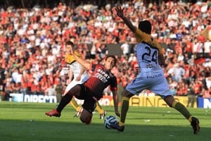 ELLITORAL_98998 |  Pablo Aguirre ¿Se caerá? Por ahora, la negociación de César Marcelo Meli a Boca está en suspenso. Pero mientras tanto, el jugador tendrá que presentarse en Colón para ponerse a las órdenes de Diego Osella.