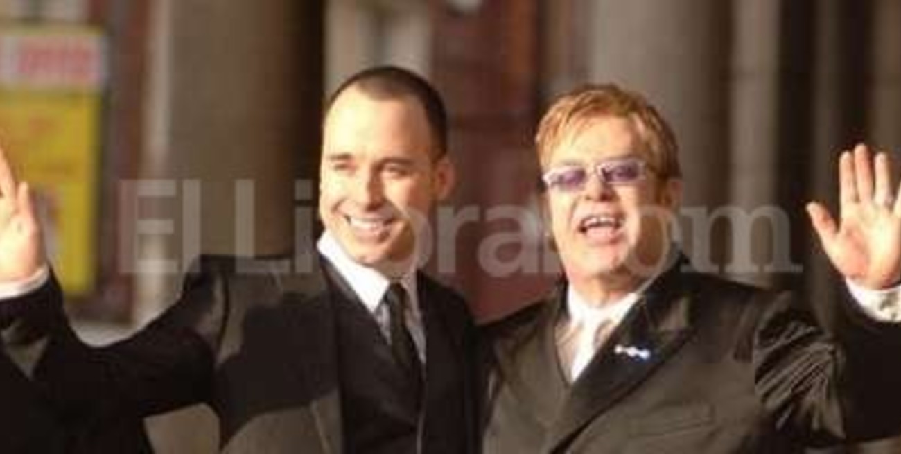  Elton John y David Furnish dieron el 'sí' y lo compartieron en las redes 