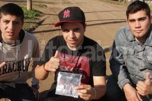 Guillermo Di Salvatore Miqueas Parpal (16), Milton Yfrán (24) y Alejandro Oyeras (23) en una de las calles de Alto Verde, frente a la vecinal. Ya sacaron su primer CD con letras que describen la dura realidad del barrio.