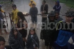 ELLITORAL_116352 |  Mauricio Garín Vecinos de  La Ranita  reclaman bombas para extraer el agua en sus viviendas