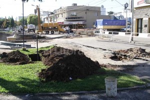Mauricio Garín Una treintena de operarios retomaban el ritmo de la obra el el  cráter  de Urquiza y bulevar. Quieren llegar cuanto antes hasta el problema neurálgico, que está en la cloaca máxima.