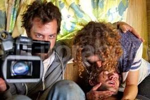Gentileza Lionsgate Brian (Chris Osborn ), con su cámara, Dora (Dora Madison Burge) y Matt (Samuel Davis), enfrentando el ataque de un Sasquatch embravecido.