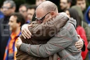 EFE/PETER KNEFFEL Dolor. Familiares de víctimas reciben la confirmación menos esperada.