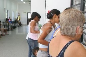 Archivo El Litoral. Enrejados. En algunos centros de salud, como en el de barrio Las Lomas, las rejas separan al personal de quienes van a pedir turno.
