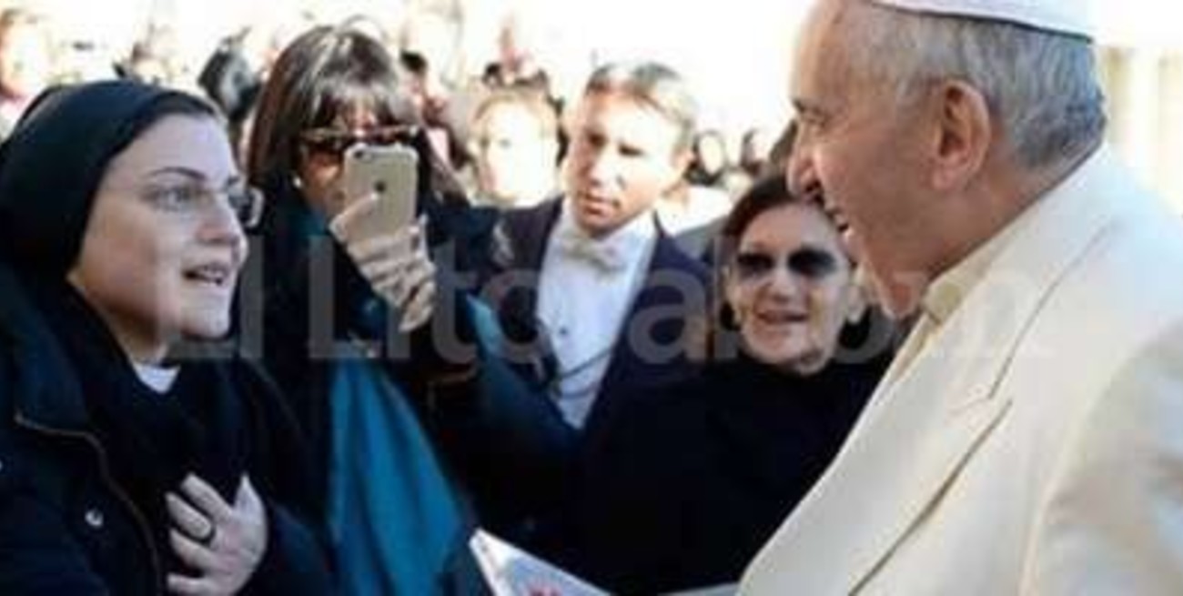 Sor Cristina regala al Papa Francisco su primer disco