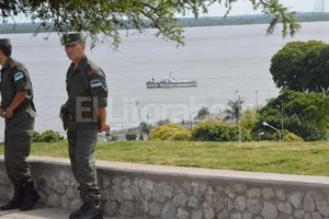 ELLITORAL_110588 | Gentileza El Diario Durante los últimos días se pudo observar la presencia de gendarmes patrullando las calles paranaenses. Aquí, en la bella costanera de la vecina ciudad.