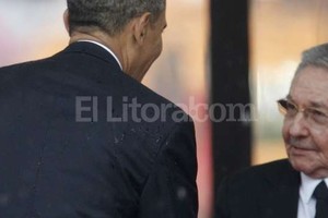ELLITORAL_110713 |  EFE (Archivo) Obama y Castro, en el saludo durante el sepelio de Mandela.