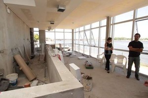 Guillermo Di Salvatore Recorrida. El intendente Corral visitó la obra esta mañana, acompañado por funcionarios municipales y representantes de Casino Santa Fe.