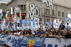 ELLITORAL_116785 |  Agencia DyN Las diferentes agrupaciones se acomodan en las afueras del Congreso esperando el discurso de Cristina