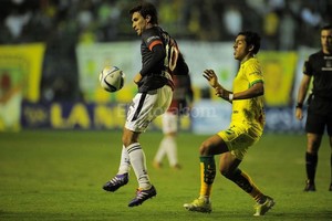 ELLITORAL_124439 |  Matías Nápoli El  Mago  Ramírez en acción. Se notó la falta de ritmo competitivo en el encuentro ante Defensa. Aguantó 76 minutos pero terminó  fundido .