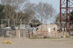 ELLITORAL_101718 |  Mauricio Garin. Sobre las vías. En unos 100 metros cuadrados, en Gral. López entre San José y Santiago de Chile, se erigieron en los últimos meses unas veinte casas.