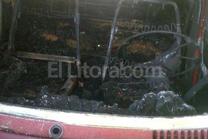 ELLITORAL_123109 |  Danilo Chiapello Un Fiat Duna color bordó -modelo 1996- fue prendido fuego en la esquina de las calles Mendoza y Azopardo del barrio Santa Rosa de Lima.