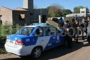 ELLITORAL_123534 |  Flavio Raina En las inmediaciones, fueron hallados un pesado hierro, un palo y una cuchara de albañil ensangrentados.