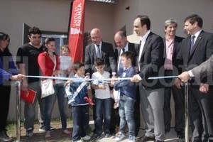 Mauricio Garin. En la casa 27, adjudicada a Guillermo Salinas y Andrea Flaquer, se realizó el tradicional corte de cintas con el gobernador Antonio Bonfatti, el intendente José Corral y otros funcionarios.