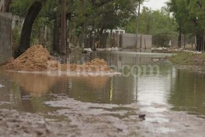 El Litoral Cuando se acumula agua de lluvia, como sucedió con el diluvio de marzo, utilizar botas es clave para evitar enfermedades.