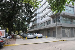 ELLITORAL_124583 |  Flavio Raina En conflicto. Los vecinos aseguran que el tramo con pavimento articulado se utiliza para acceder a los dos edificios con total naturalidad. La situación se agravaría a partir de la construcción de la tercera torre de 11 pisos.