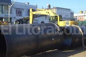 ELLITORAL_120917 | Foto: Gentileza Assa Reparación. Aguas Santafesinas informó que llegaron los primeros dos tramos que formarán el stent a colocar por el interior del sector dañado del colector general cloacal de la ciudad (cloaca máxima).