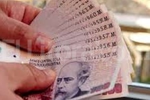 Archivo El Litoral. Según indica el informe de Ecolatina, la moneda argentina tiene un hoy poder de compra equivalente al 10 por ciento del que tenía en 1999, cuando el peso estaba atado al dólar estadounidense.