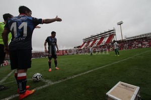ELLITORAL_105786 |  Mauricio Garín El dueño de las pelotas detenidas. La zurda de Ignacio Malcorra es la que se encarga de casi todas las ejecuciones de los tiros libres a favor de Unión. En la foto, un tiro de esquina con la asistencia de Enrique Triverio.