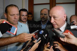 ELLITORAL_124383 |  LUIS CETRARO Sergio Berni y Antonio Bonfatti hablaron con la prensa tras la reunión. Detrás el ministro de Gobierno, Rubén Galassi, y el diputado nacional y candidato a gobernador, Omar Perotti.