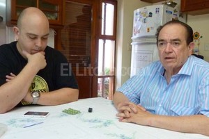 Danilo Chiapello Hemos llegado a una degradación tal que ahora va a ser difícil salir de todo esto , dijo Bernardo Schweiser, en la foto acompañado por su hijo Matías.