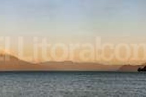 ELLITORAL_122752 |  José Vittori Vista desde Frutillar hacia el sureste sobre el lago Llanquihue, en la Región de los Lagos, Chile, antes de la erupción. De izquierda a derecha, volcanes Puntiagudo, Osorno, Tronador y Calbuco (el más cercano).