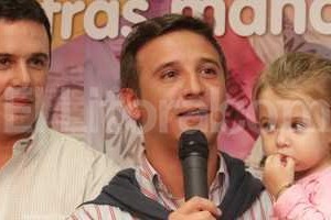 ELLITORAL_121718 |  Guillermo Di Salvatore Festejo. Pignata, con su hija en brazos. A su lado Ignacio Martínez Kerz, que sacó 27.247 votos para el Concejo, 3.626 menos que el oficialista Leonardo Simoniello.