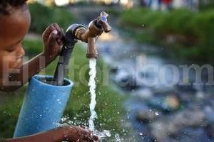 EFE (Archivo) Un niño sudafricano bebe agua de una fuente situada junto a un río contaminado en el asentamiento de Masiphumelele, en Ciudad del Cabo (Sudáfrica), el 12 de marzo de 2010.