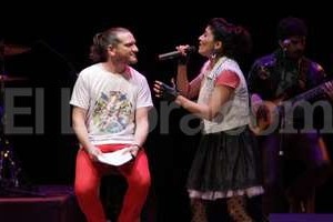 Pablo Aguirre Darío Sztajnszrajber desembarcó en los medios para hacer filosofía a martillazos , como a él le gusta decir, parafraseando a Nietzsche.