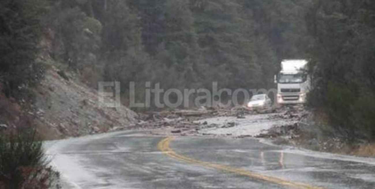 Evacuados y cortes de rutas en Bariloche por un alud