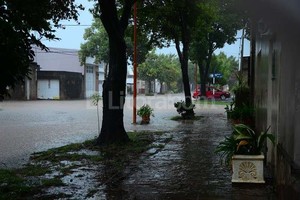 ELLITORAL_116364 |  Gentileza Agustina de la Fuente Esperanza. Unas 10 cuadrillas municipales realizaban tareas en el sur de la ciudad, dado que es el sector más sensible a las inundaciones, aunque el resto también presentaba serios inconvenientes.