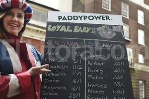 EFE Una empleada de una casa de apuestas posa con una pizarra con los posibles nombres del segundo hijo del príncipe Guillermo de Inglaterra y de su esposa Catalina, junto al hospital St.Mary de Londres, Reino Unido