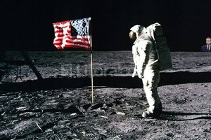 ELLITORAL_112584 |  Google Images Algunos ejemplos de la inventiva gala para reírse del ex primer mandatario. En la Luna.