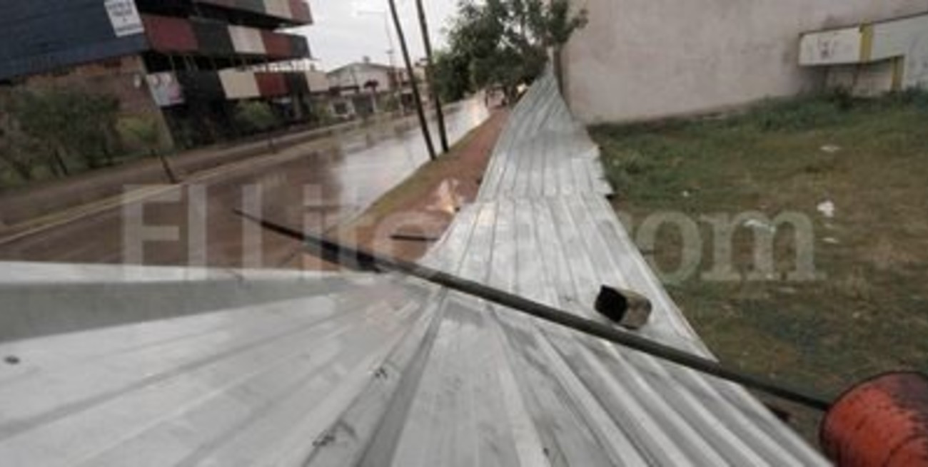Temporal con fuertes vientos dejó sin luz a casi la mitad de la capital de Corrientes
