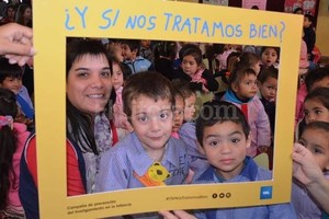 Gentileza Prensa UNL Cuadro. Los niños del Jardín Nº 255 posaban detrás del marco con el eslogan del proyecto. La idea ahora es lanzar una campaña de difusión para instalar en la sociedad la problemática del hostigamiento escolar.
