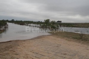 ELLITORAL_99720 |  Guillermo Di Salvatore. Sólo por agua. El camino de acceso a La Vuelta del Paraguayo ya se cortó. Hay embarcaciones que cruzan el Riacho para ayudar a los vecinos a trasladar sus pertenencias.
