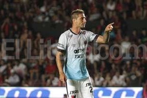 ELLITORAL_116381 |  Manuel Fabatía. Para mí es un verdadero orgullo jugar en esta cancha, volver después de dos años con un muy lindo recuerdo de la Copa América , aseguró el charrúa.