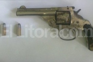ELLITORAL_100614 |  El Litoral Acorralado uno de los rufianes se metió en una casa en Ángel Cassanello al 1900. En el jardín de esa casa se halló este revólver, calibre 38 corto. Tenía un cartucho percutado.