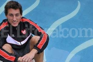 Gentileza La Voz del Interior El zurdo Damián Schmidt posando en una típica postal de pretemporada con Instituto de Córdoba. Junto con Bernardi son las joyitas que La Gloria tiene en vidriera para poder generar ingresos y así reforzar el ataque donde se le fueron los delanteros. Es uno de los jugadores que le apuntó Madelón a los dirigentes rojiblancos.