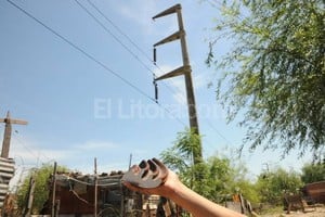 Flavio Raina Los restos del aislador cayeron sobre las viviendas cercanas, que están radicadas dentro de la franja de seguridad de la línea.