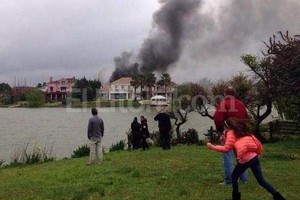 Agencia DyN Varias dotaciones de bomberos trabajaban en el lugar del accidente.