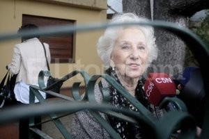 ELLITORAL_101352 |  DyN Ayer Carlotto se contactó con la prensa que esperaba sus declaraciones a la salida de su casa.